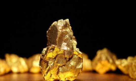 美国通胀温和，黄金逼近4500关口