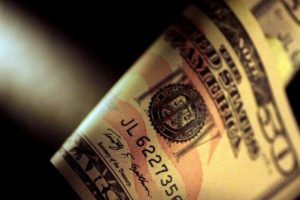 数据打压金价，金价回踩4590一线